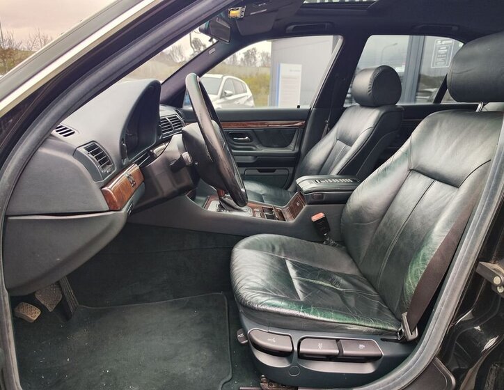 BMW Řada 7 Sedan / Limuzína 2,8 l 142 kw