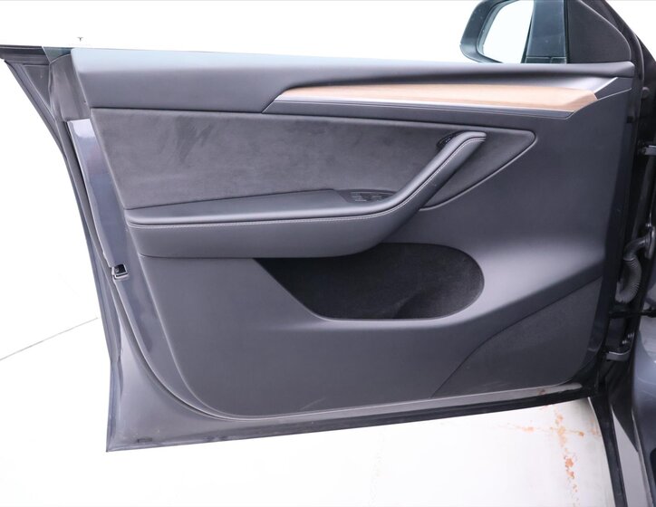 Tesla Model Y SUV / Terénní 0,0 378 kw