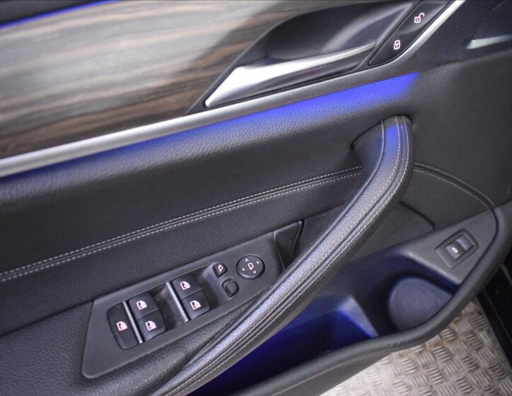 BMW Řada 5 Kombi 3,0 l 195 kw