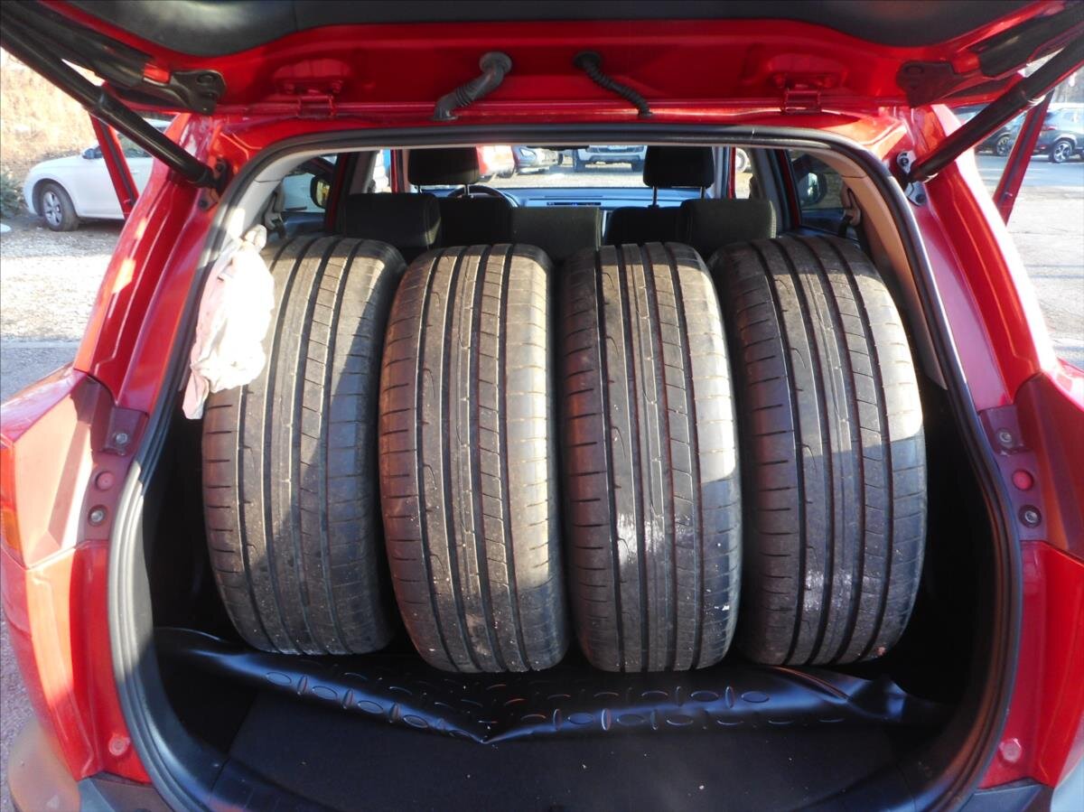 Toyota RAV4 SUV 2,0 l 111 kw