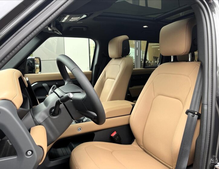 Land Rover Defender 11