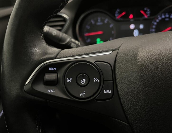 Opel Grandland X SUV / Terénní 1,2 l 96 kw