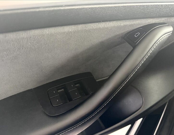 Tesla Model 3 Sedan / Limuzína 0,0 366 kw