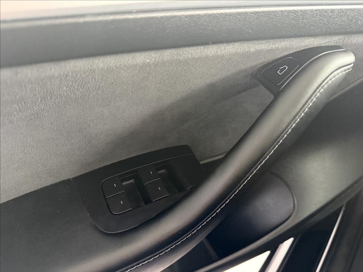Tesla Model 3 Sedan / Limuzína 0,0 366 kw