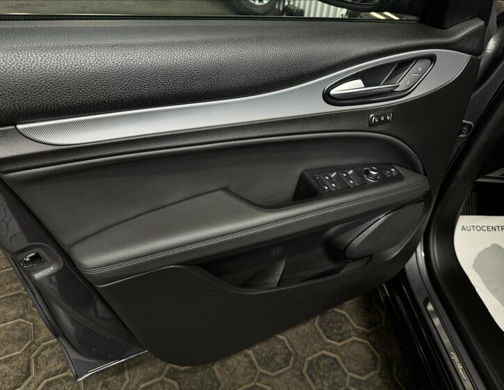 Alfa Romeo Stelvio 14