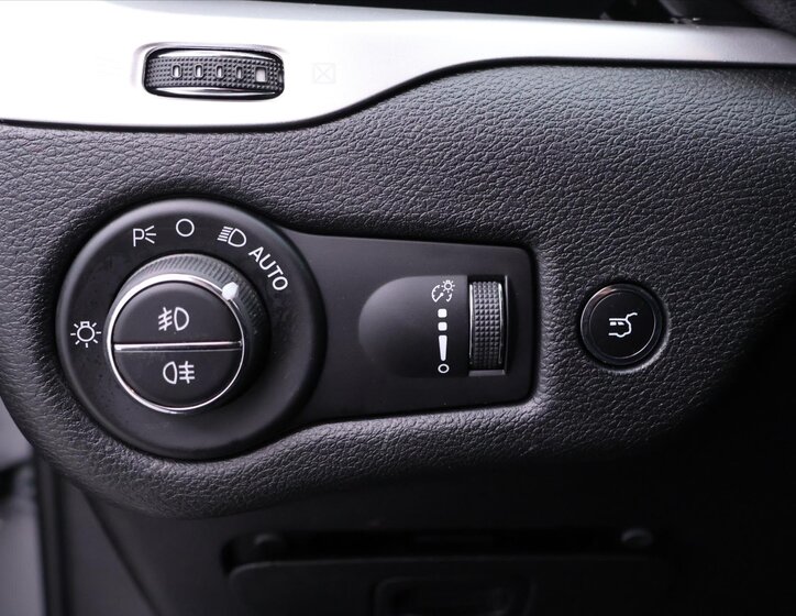 Jeep Cherokee SUV / Terénní 2,2 l 147 kw