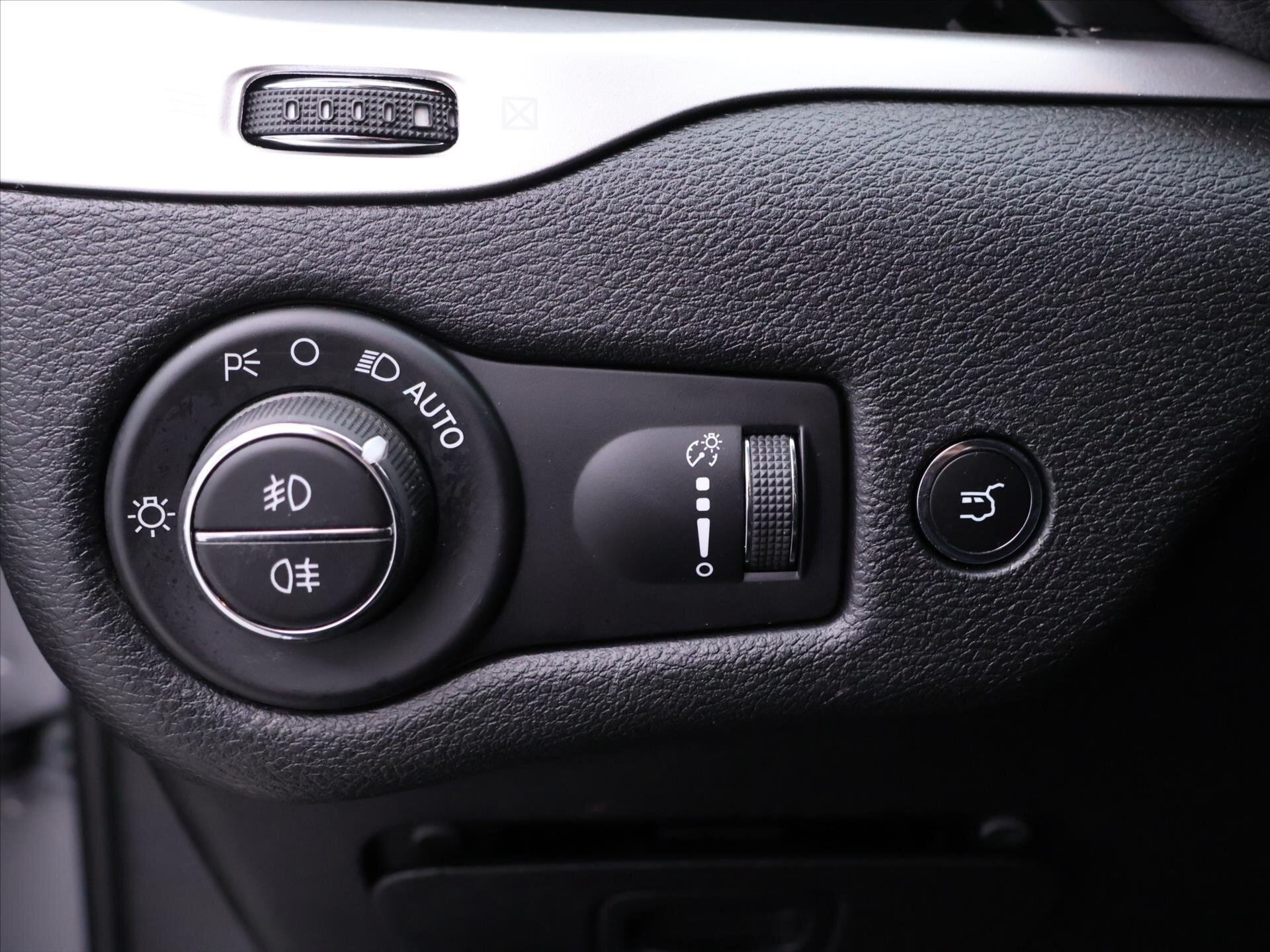 Jeep Cherokee SUV / Terénní 2,2 l 147 kw