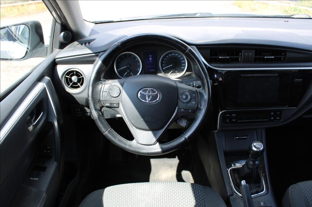 Toyota Corolla Sedan / Limuzína 1,6 l 97 kw