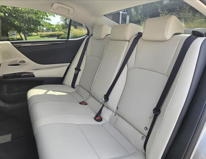 Lexus ES 300h Sedan 2,5 l 160 kw