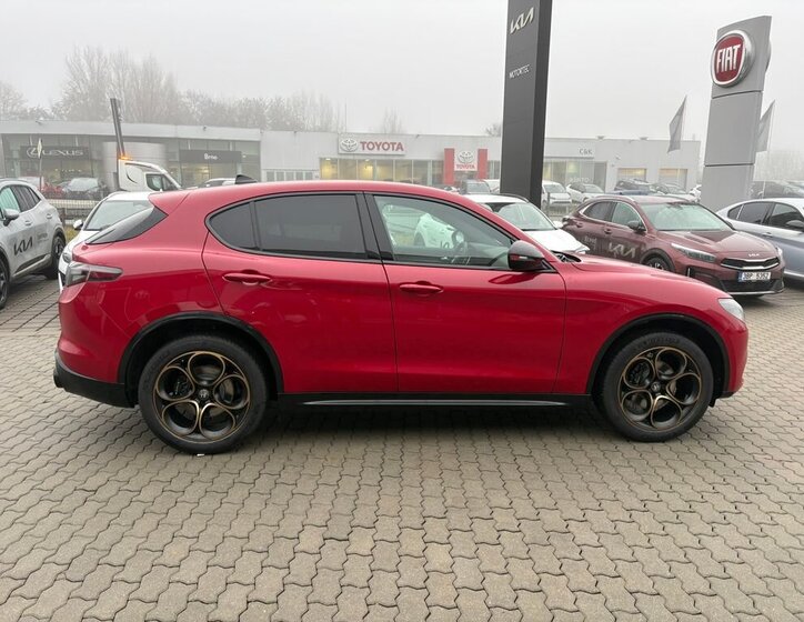 Alfa Romeo Stelvio 8
