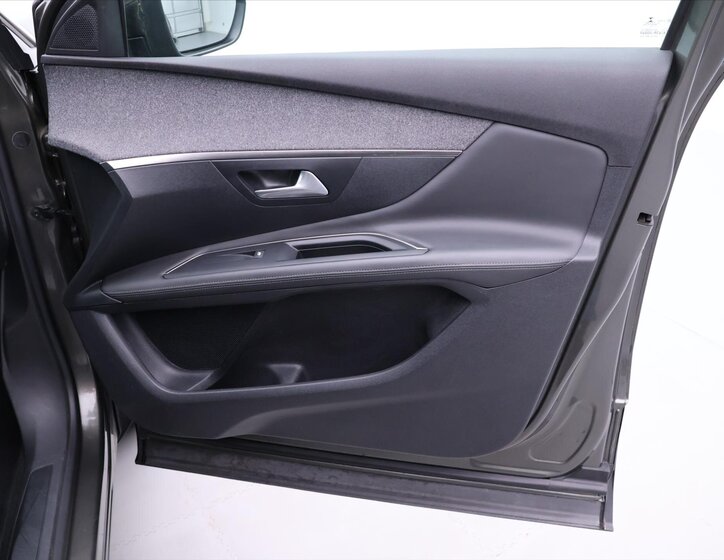 Peugeot 3008 SUV 1,2 l 96 kw