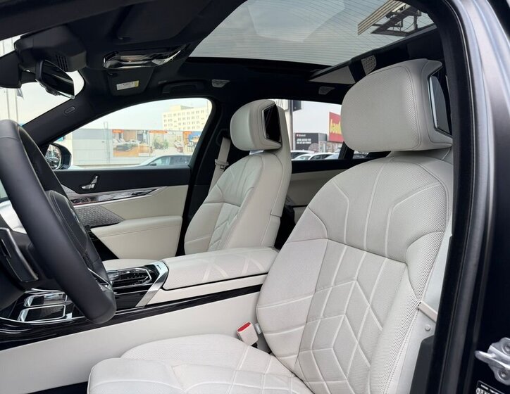 BMW Řada 7 Sedan / Limuzína 3,0 l 360 kw