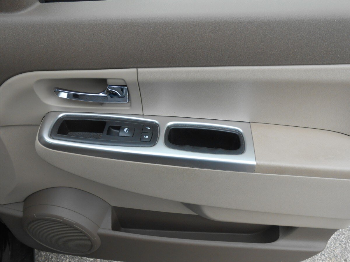 Jeep Cherokee SUV 3,7 l 151 kw