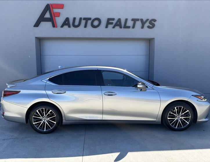 Lexus ES 300h Sedan / Limuzína 2,5 l 131 kw