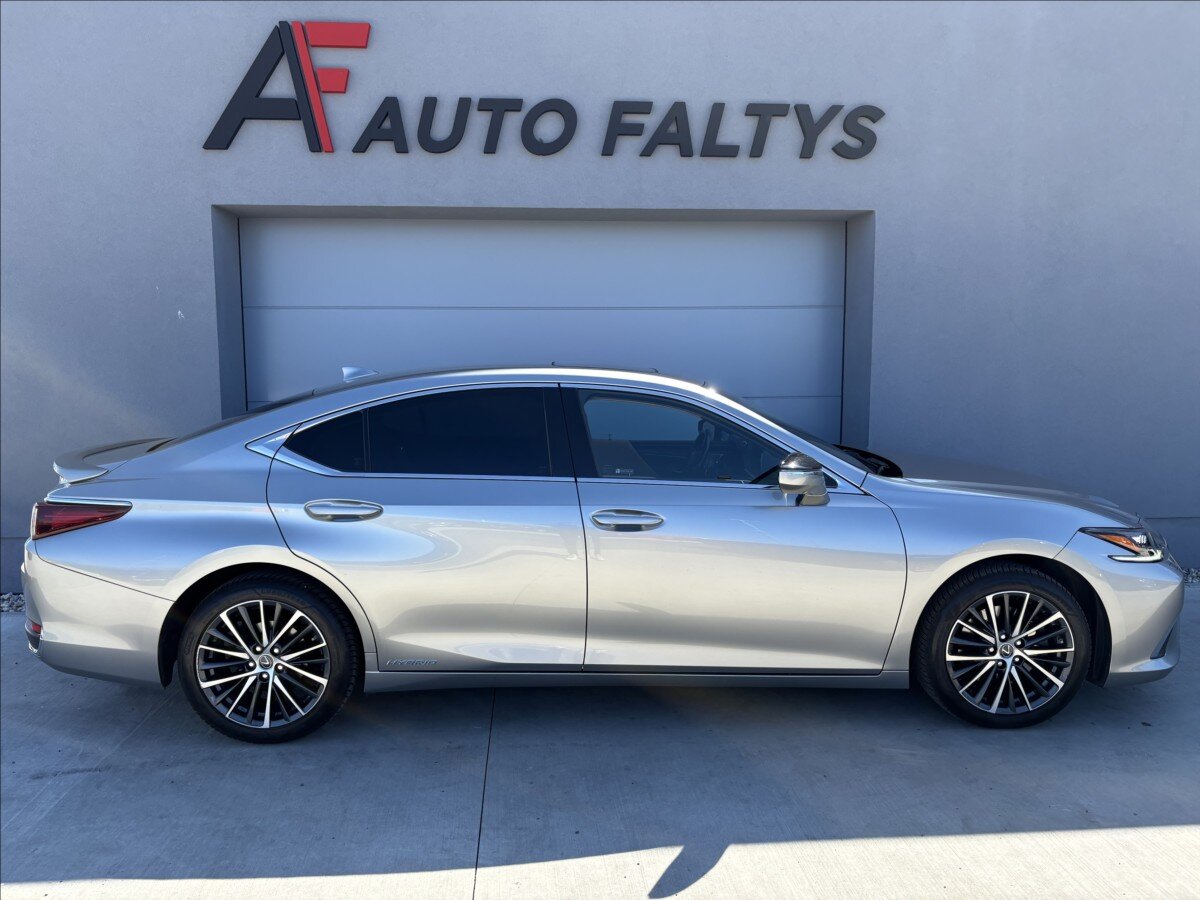 Lexus ES 300h Sedan / Limuzína 2,5 l 131 kw