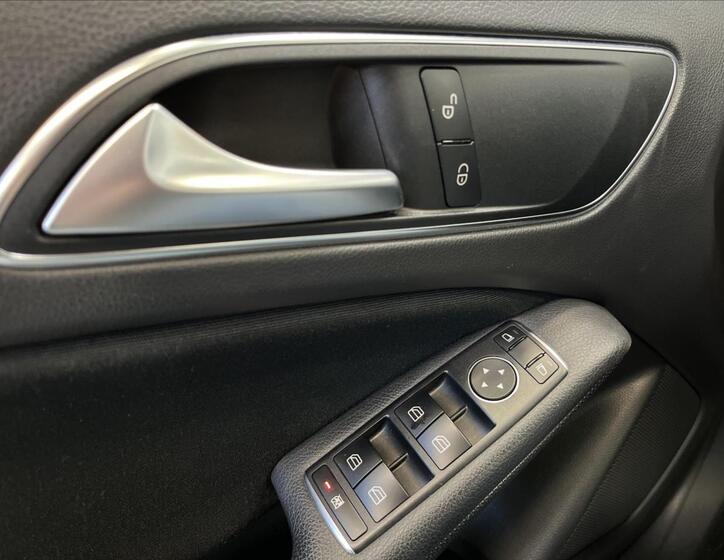 Mercedes-Benz GLA 12