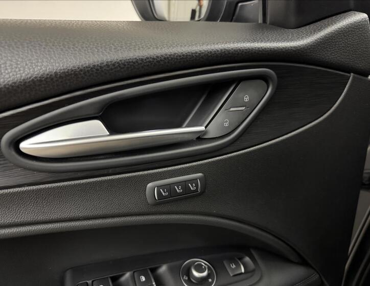 Alfa Romeo Stelvio 33