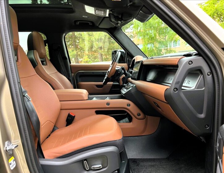 Land Rover Defender SUV 4,4 l 467 kw