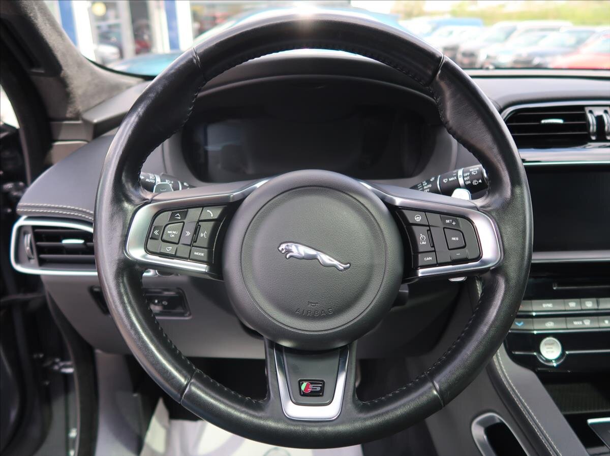 Jaguar F-Pace SUV / Terénní 3,0 l 280 kw