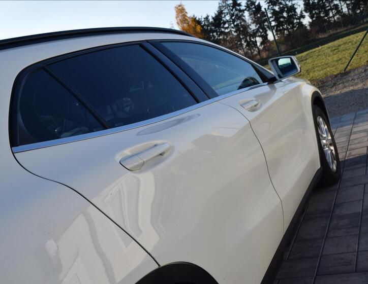 Mercedes-Benz GLA 10