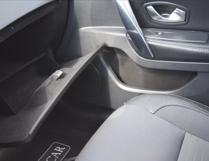 Renault Latitude Sedan / Limuzína 2,0 l 110 kw