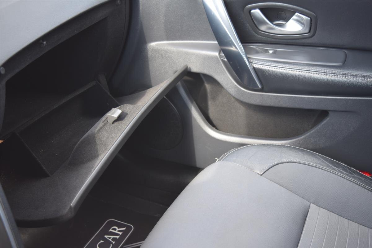 Renault Latitude Sedan / Limuzína 2,0 l 110 kw