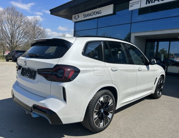 BMW iX3 8