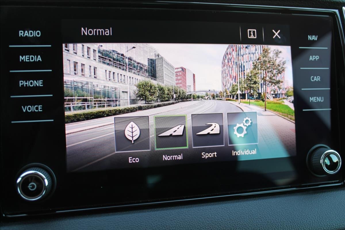 Škoda Karoq SUV / Terénní 1,5 l 110 kw