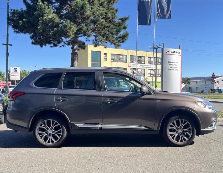 Mitsubishi Outlander 4