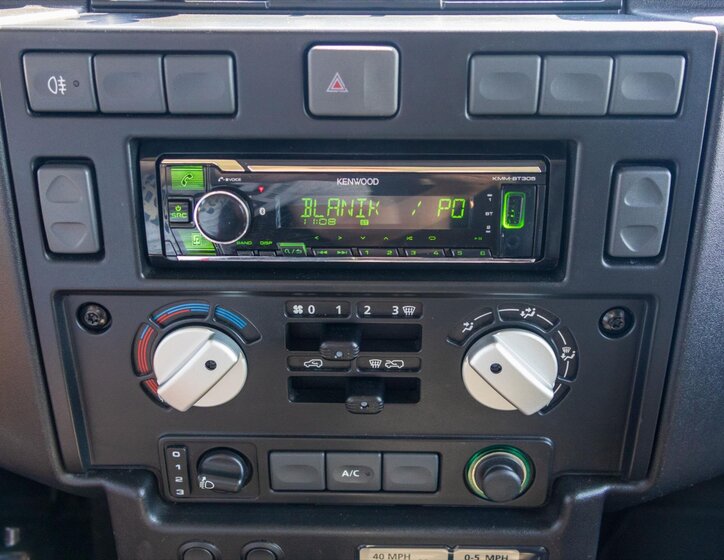 Land Rover Defender 21