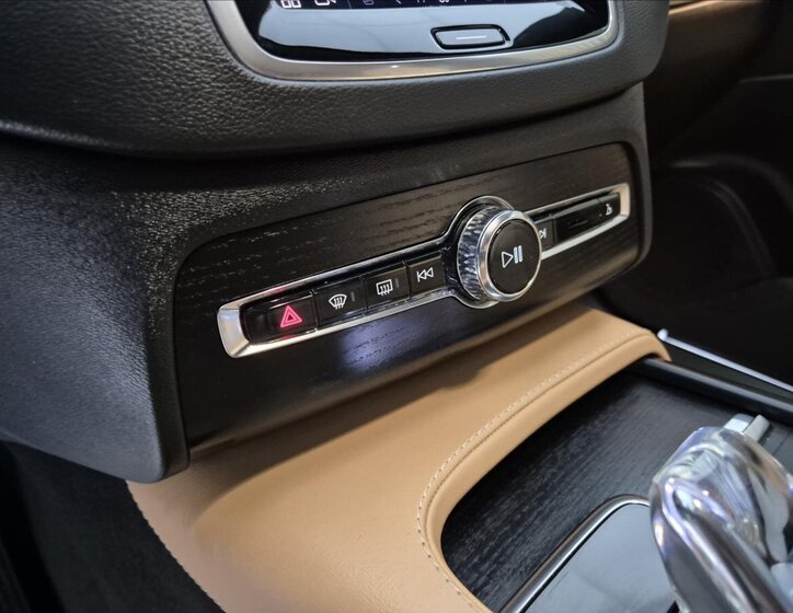 Volvo XC90 SUV / Terénní 2,0 l 180 kw