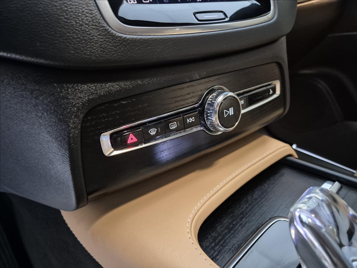 Volvo XC90 SUV / Terénní 2,0 l 180 kw