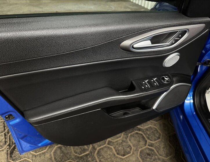 Alfa Romeo Giulia Sedan / Limuzína 2,0 l 206 kw