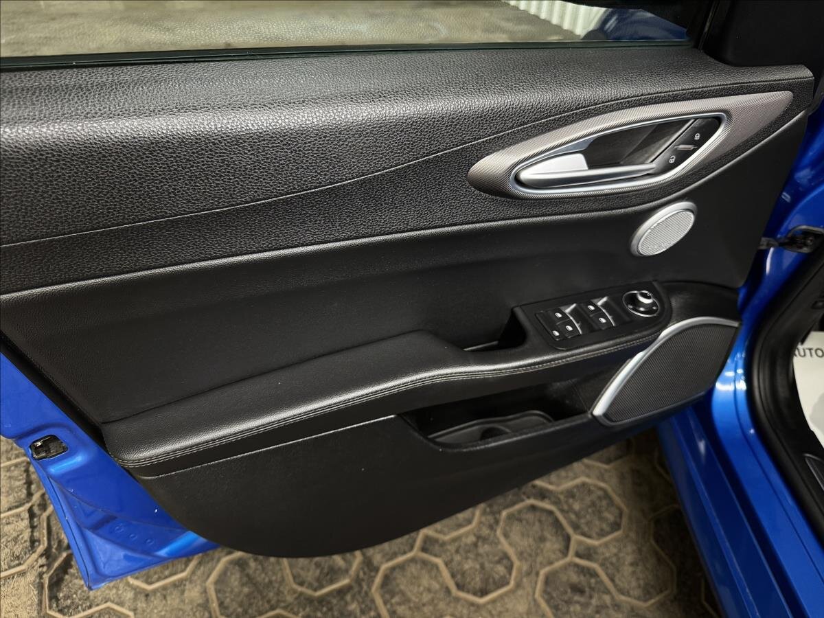 Alfa Romeo Giulia Sedan / Limuzína 2,0 l 206 kw