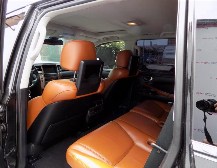 Lexus LX 570 10