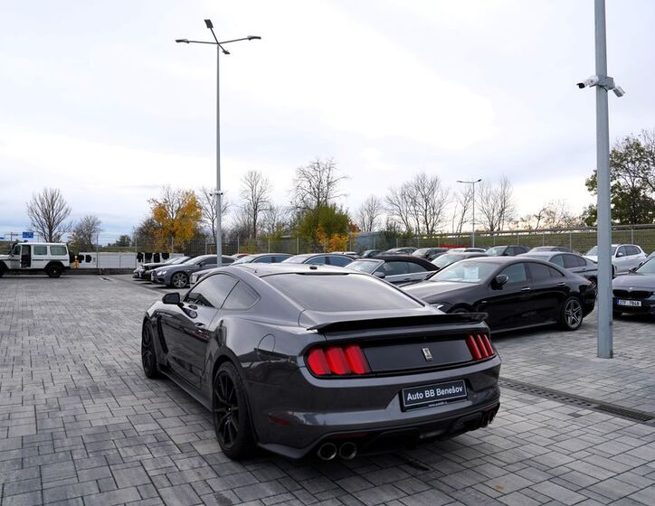 Ford Mustang 4