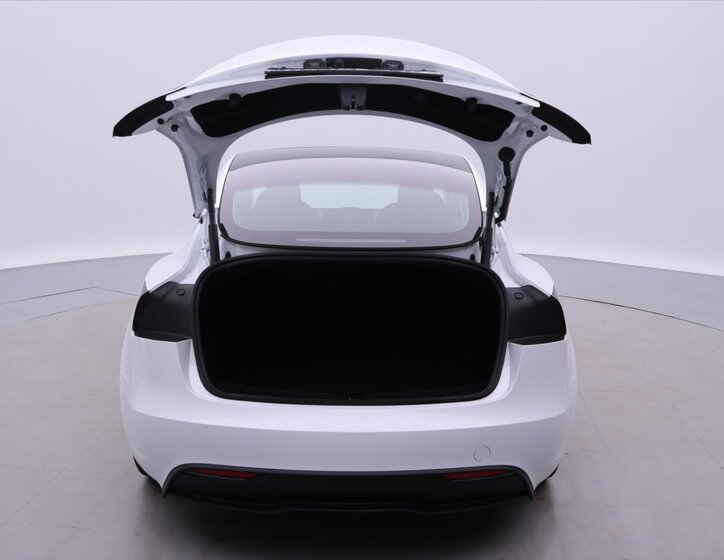 Tesla Model 3 Sedan / Limuzína 0,0 208 kw