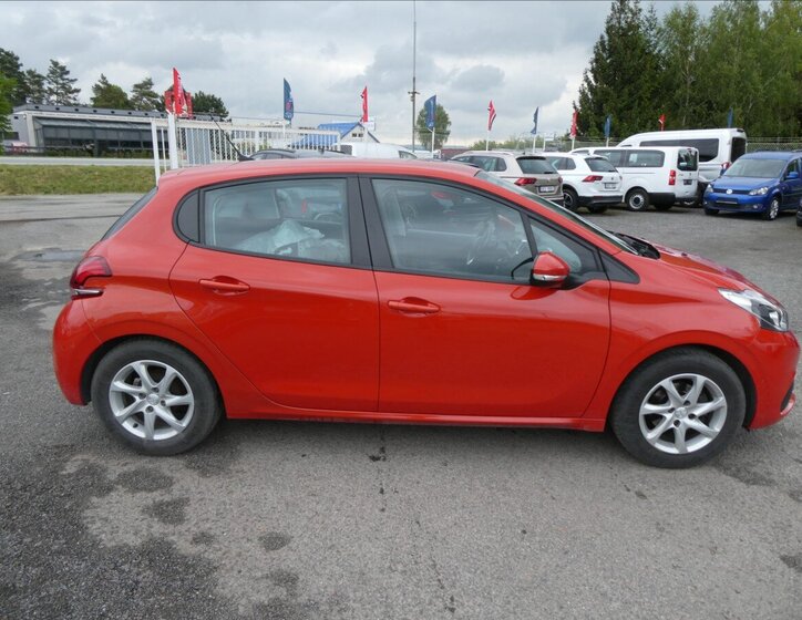 Peugeot 208 Hatchback 1,2 l 61 kw
