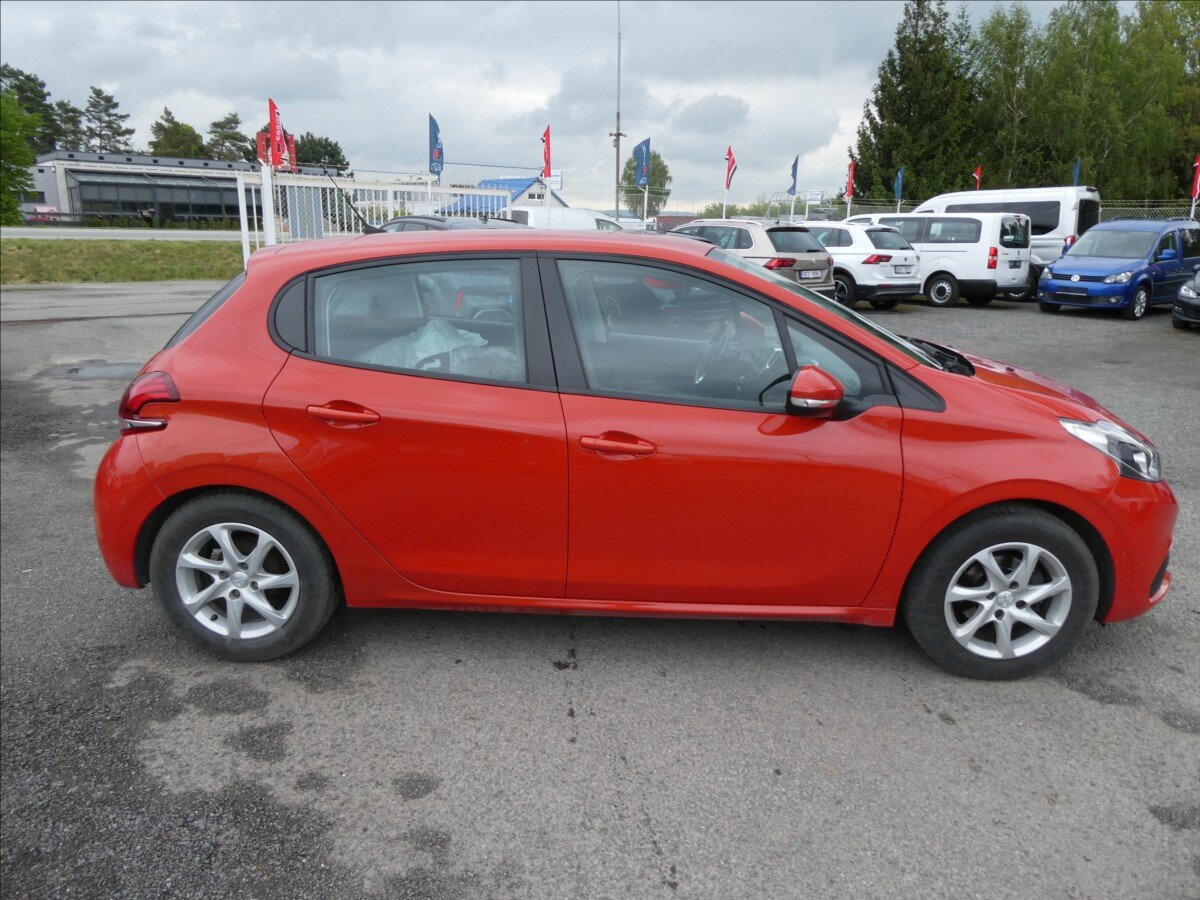 Peugeot 208 Hatchback 1,2 l 61 kw