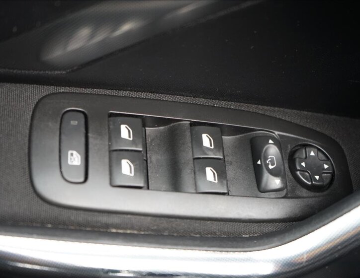 Peugeot 2008 SUV 1,2 l 81 kw