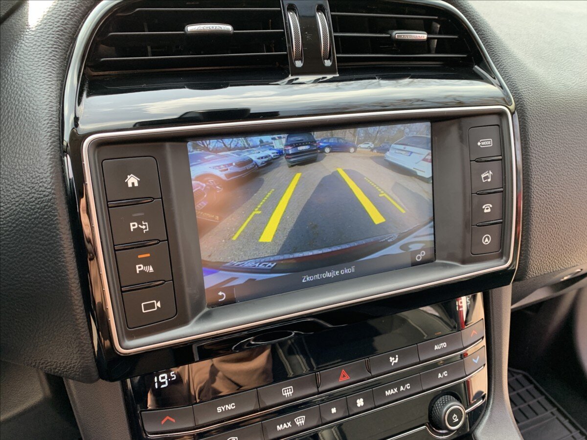 Jaguar F-Pace SUV / Terénní 2,0 l 132 kw