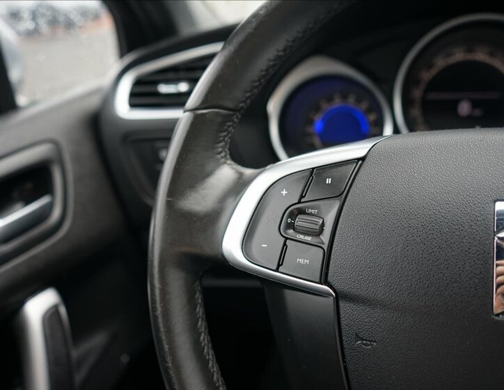 DS Automobiles DS4 Hatchback 1,6 l 88 kw