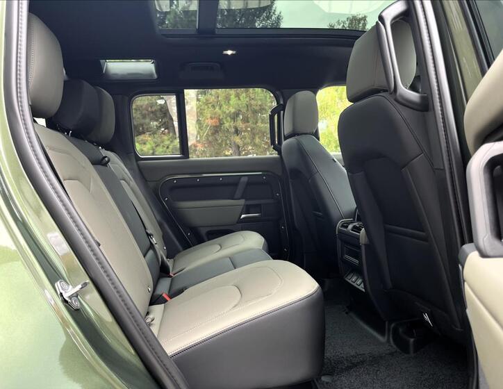 Land Rover Defender 26