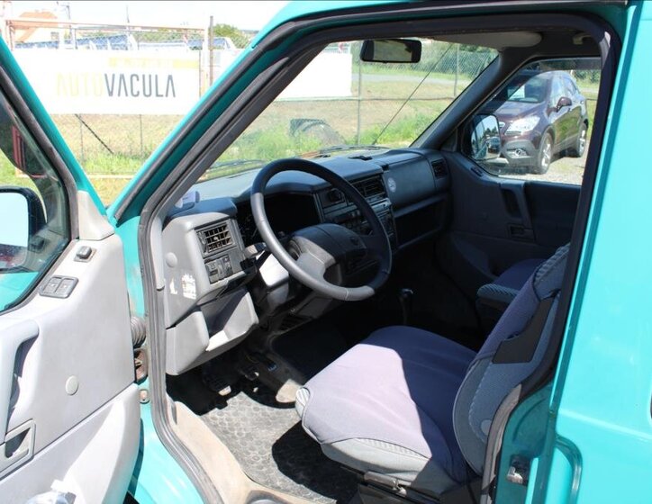 Volkswagen Caravelle Kombi 2,4 l 57 kw