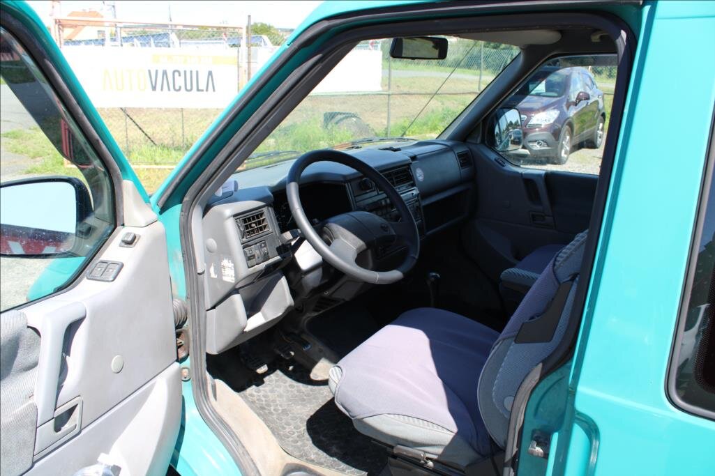 Volkswagen Caravelle Kombi 2,4 l 57 kw