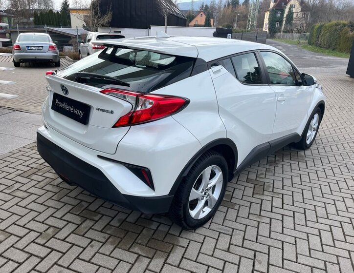 Toyota C-HR SUV / Terénní 1,8 l 72 kw