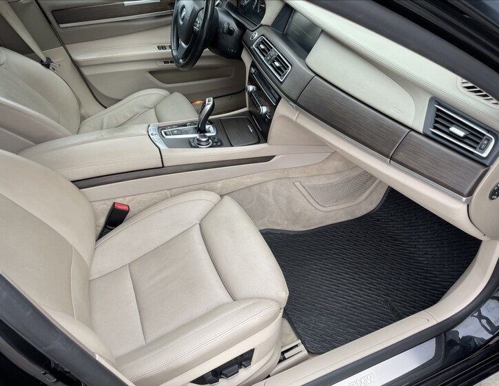 BMW Řada 7 26