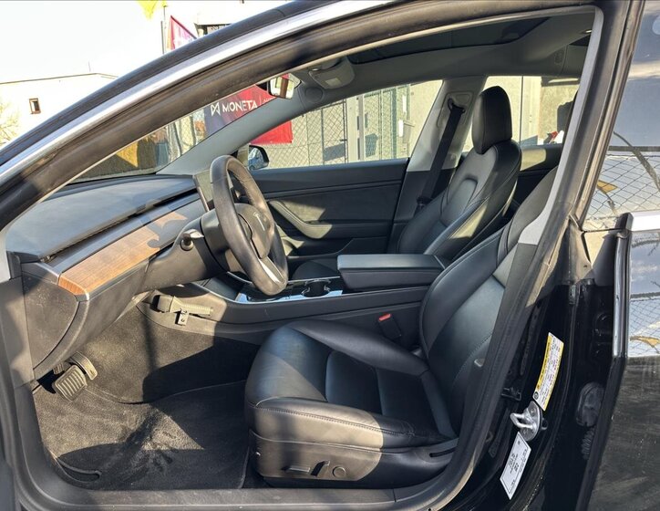 Tesla Model 3 Sedan / Limuzína 0,0 239 kw