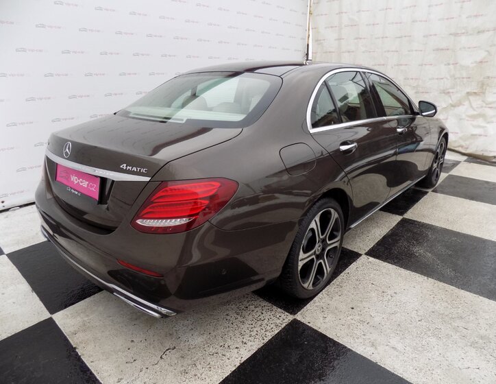 Mercedes-Benz Třídy E Sedan 2,0 l 143 kw