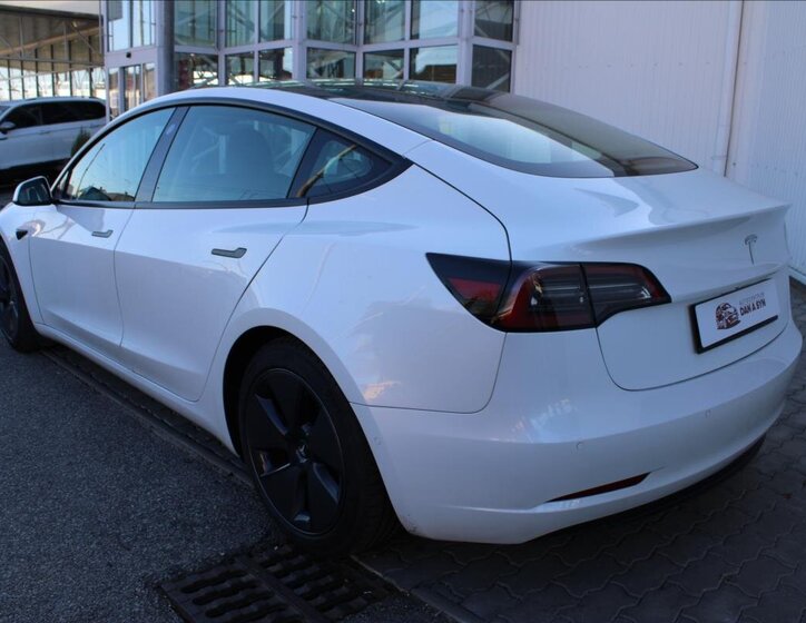 Tesla Model 3 Sedan / Limuzína 0,0 208 kw